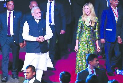 28 日,在印度安得拉邦,特朗普女儿伊万卡作为白宫高级顾问与印度总理莫迪共同出席全球企业家峰会